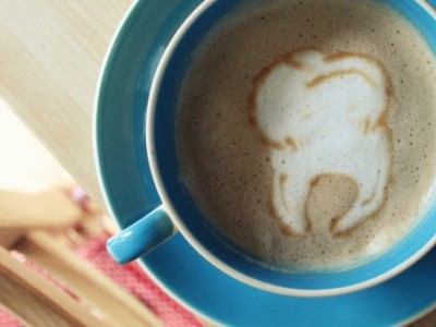 Край на следите от кафе по зъбите!