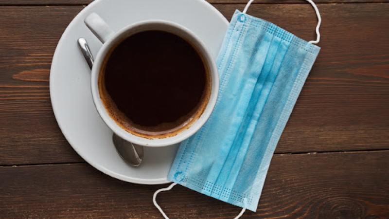 На кафе с предпазна маска?